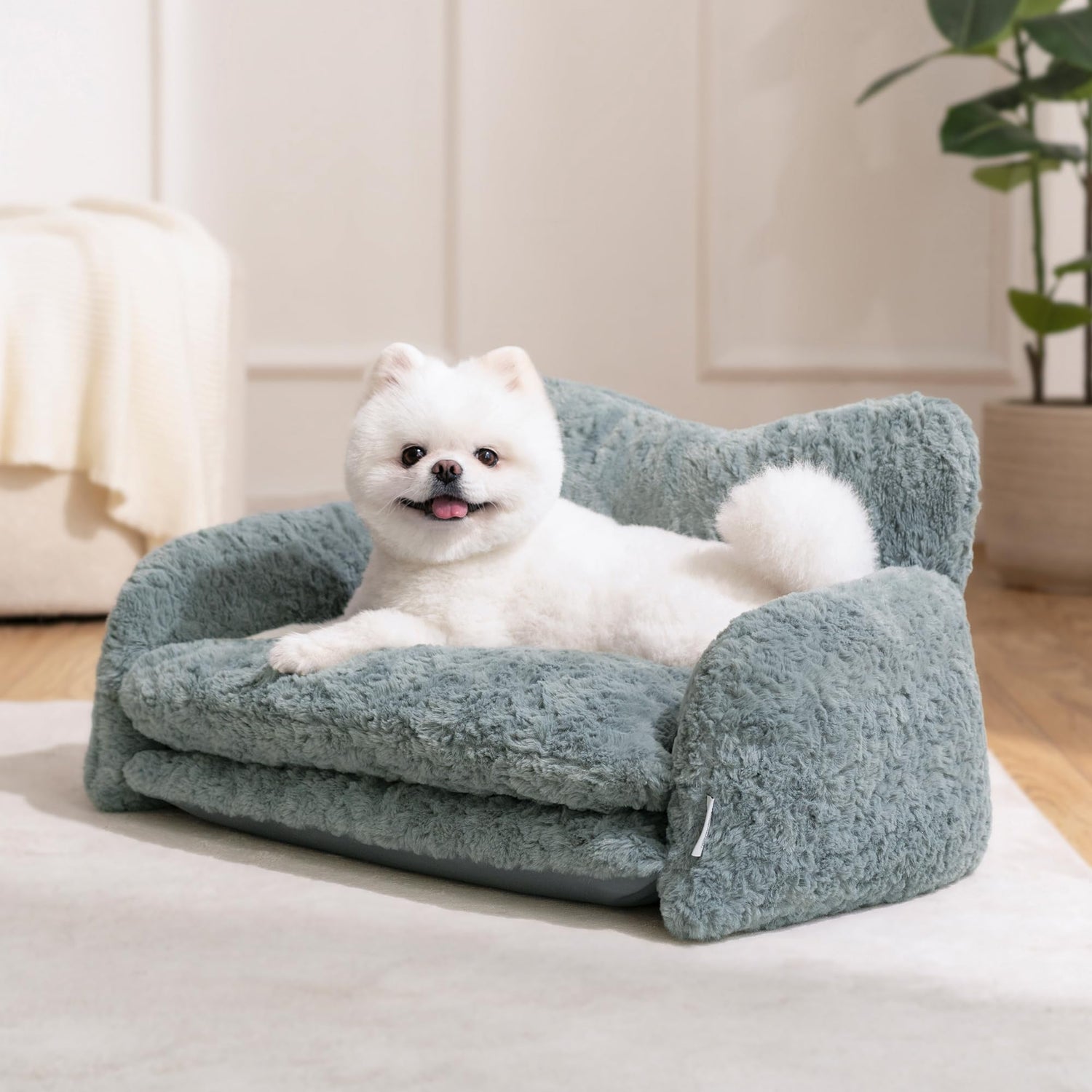 Soft plush cat couch bed from Muffy featuring a cozy small pet sofa with raised sides for comfort and support.